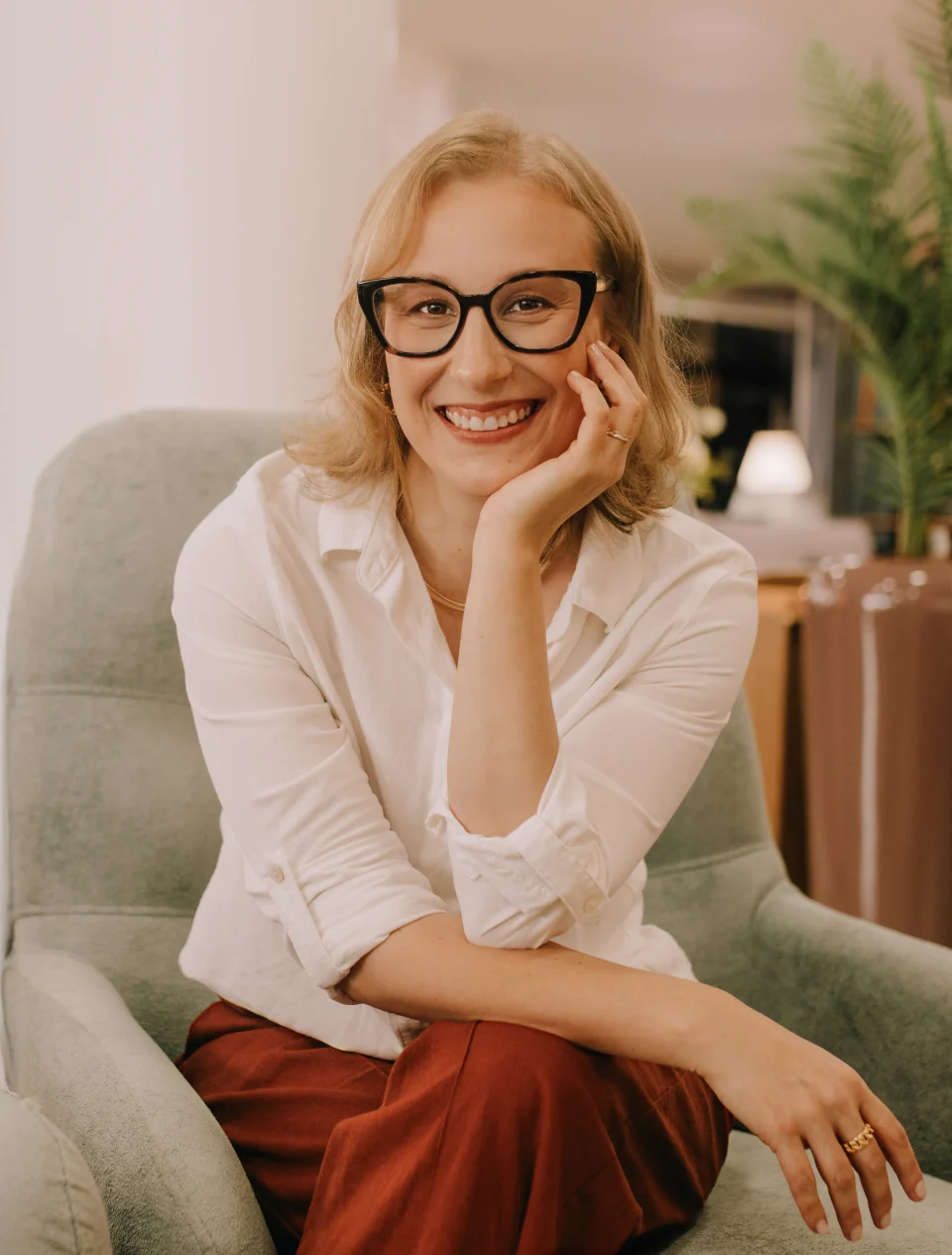 Caroline sorrindo